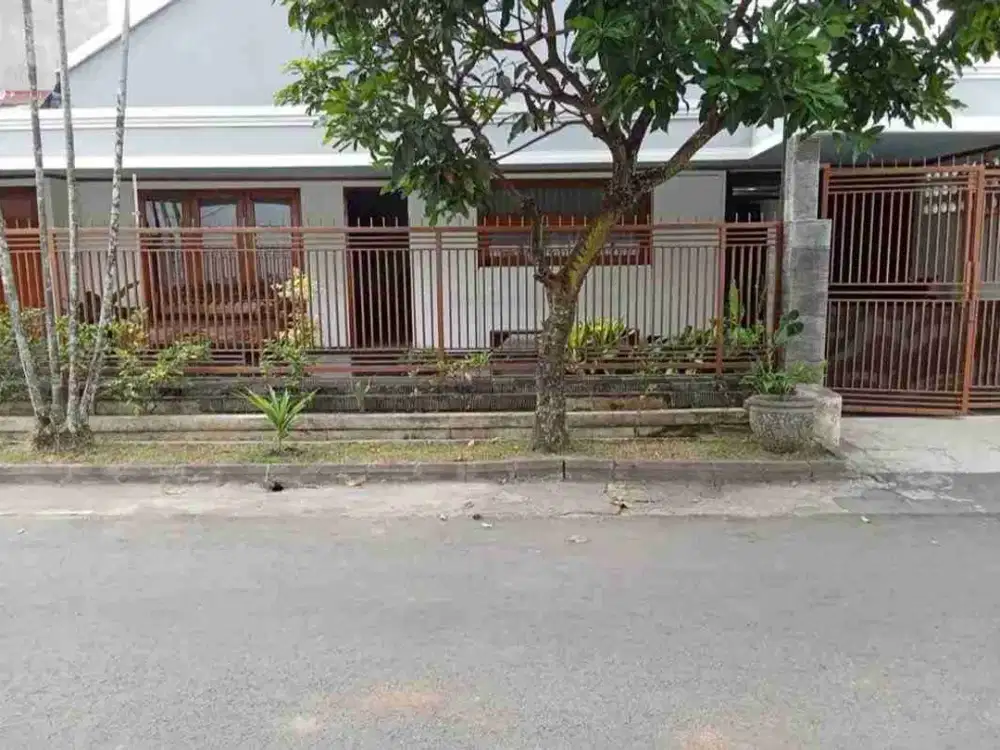 Rumah Klasik Lokasi Dekat Poros Raya Langsep