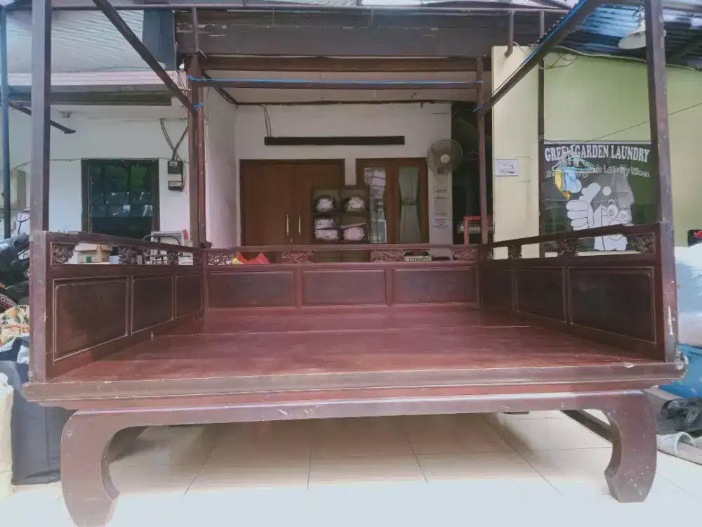 Tempat tidur kayu jati kuno