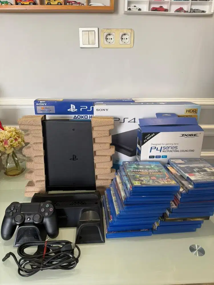 PS 4 LIKE NEW LENGKAP DENGAN GAME