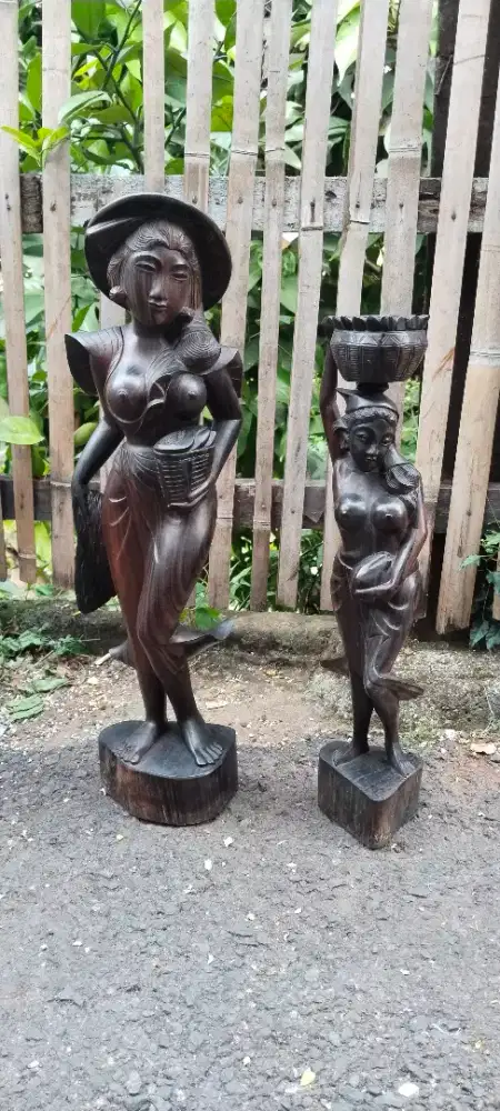 Patung kayu wanita