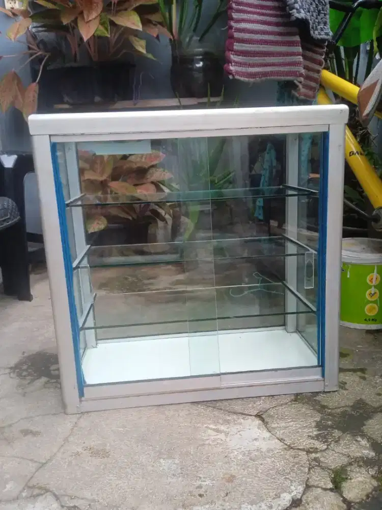 Etalase rokok minimalis