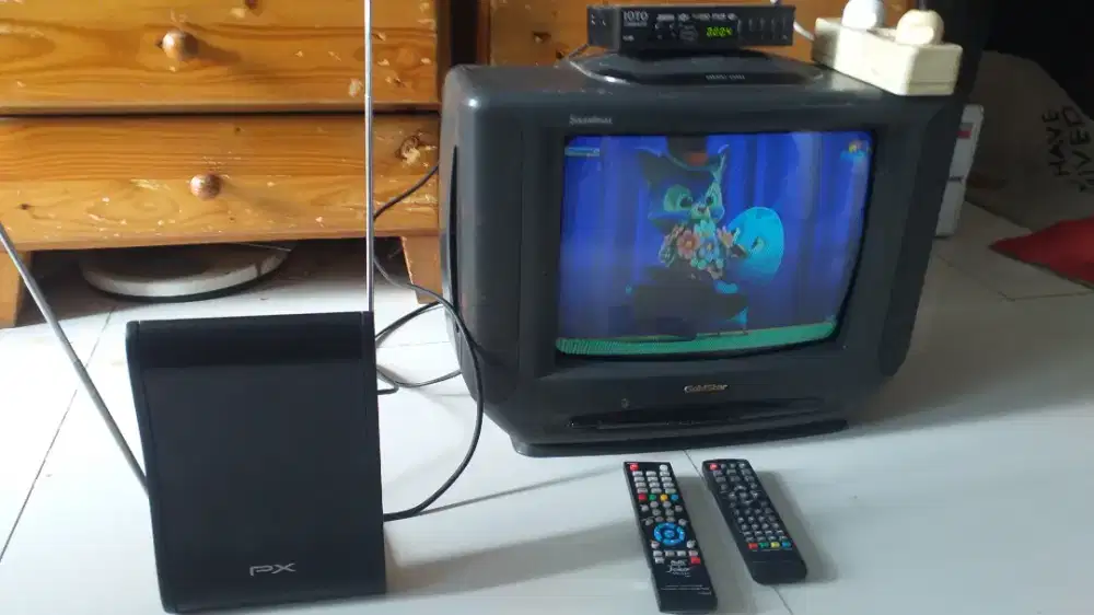 Lengkap,Tv tabung Goldstar plus stb antena