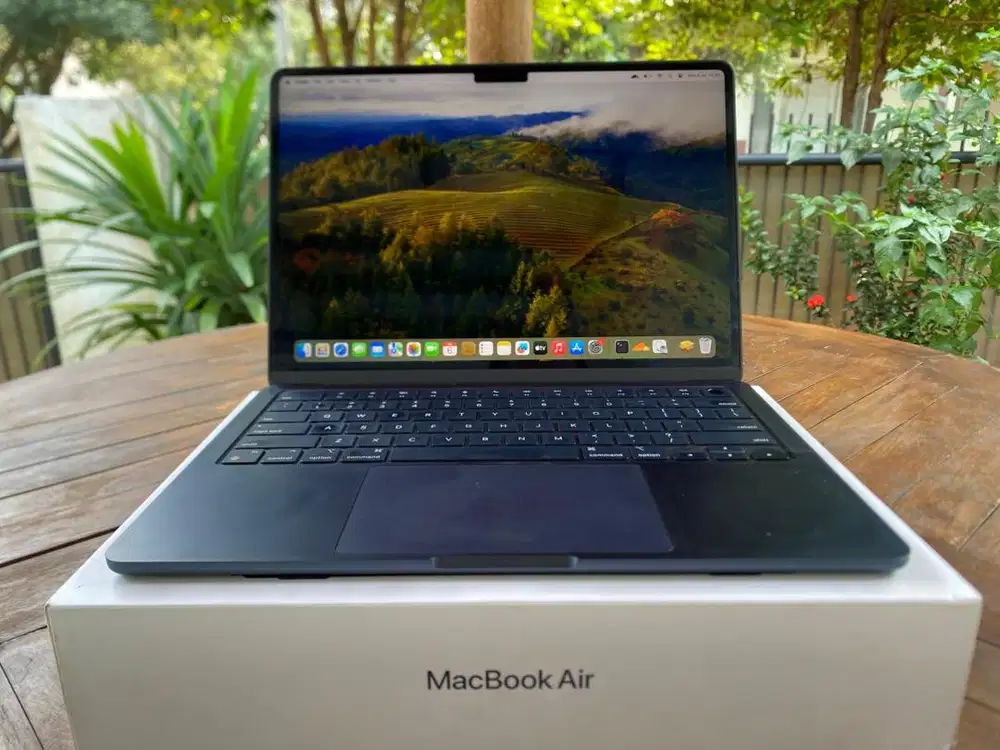 Macbook Air 13 inch 2022 M2 Ram 8GB Ssd 256GB Fullset Mulus Ex iBox