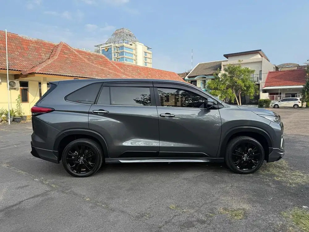 Toyota innova zenix hybrid tss modelista A/T km rendah dp 50jt