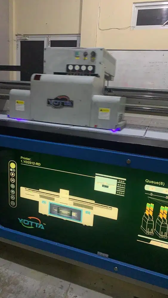 Operator mesin uv flatbed
