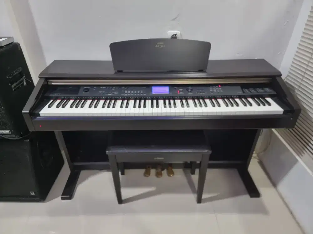 Piano yamaha arius v240