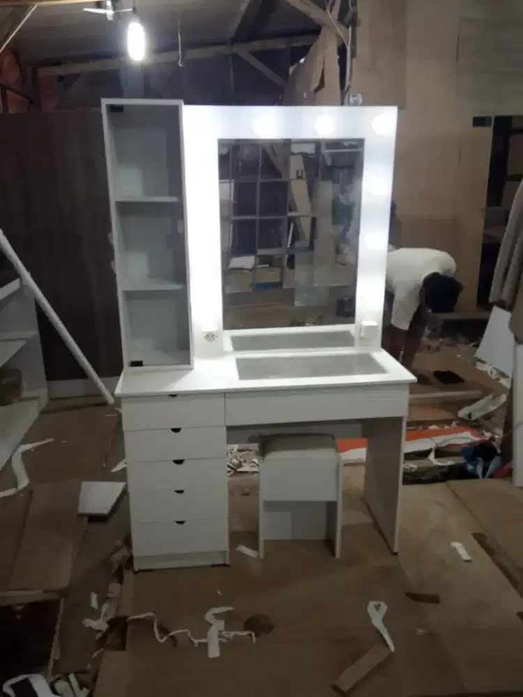 MEJA RIAS LAMPU MINIMALIS