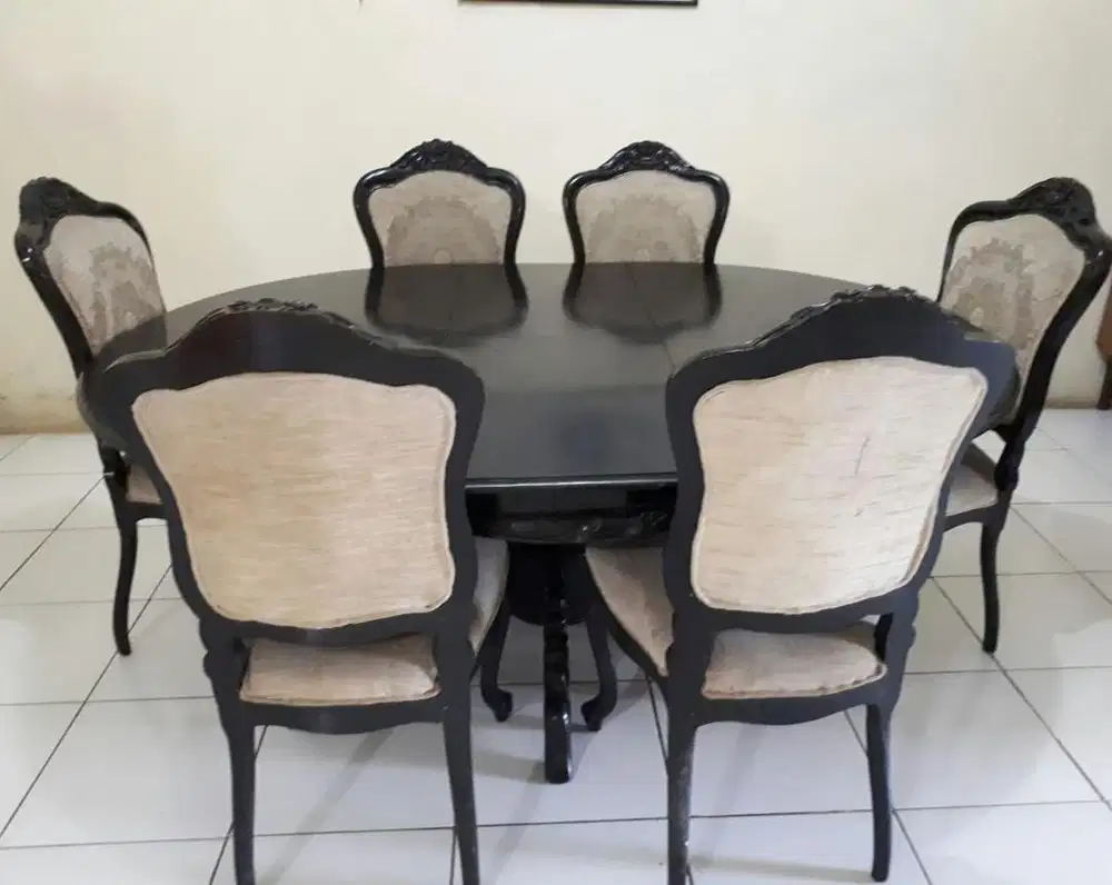 Meja makan jati kokoh seperti di istana presiden
