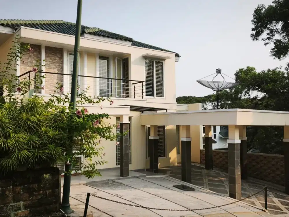 Rumah Mewah dan Asri di Bukit Golf Hijau Sentul City - Ada Lapangan Badminton Pribadi