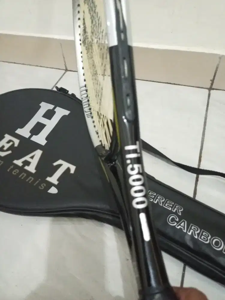 Raket tennis HEAT TAPERER CARBONIUM.  Ti 5000 /L2 : 4. 1/4 L