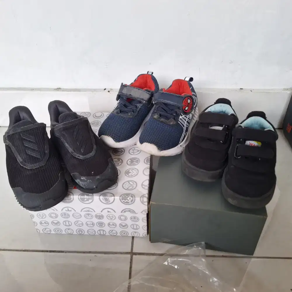Sepatu anak laki laki