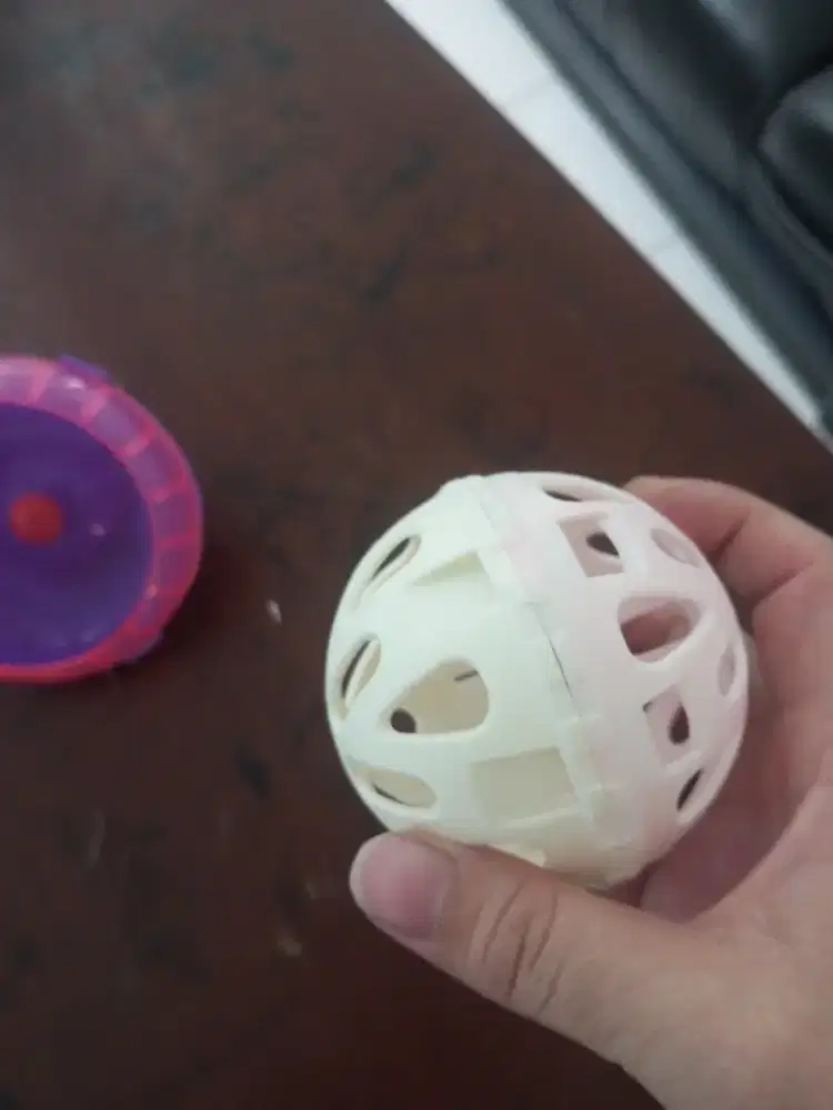 Tempat makan untuk hewan kecil bentuk bola