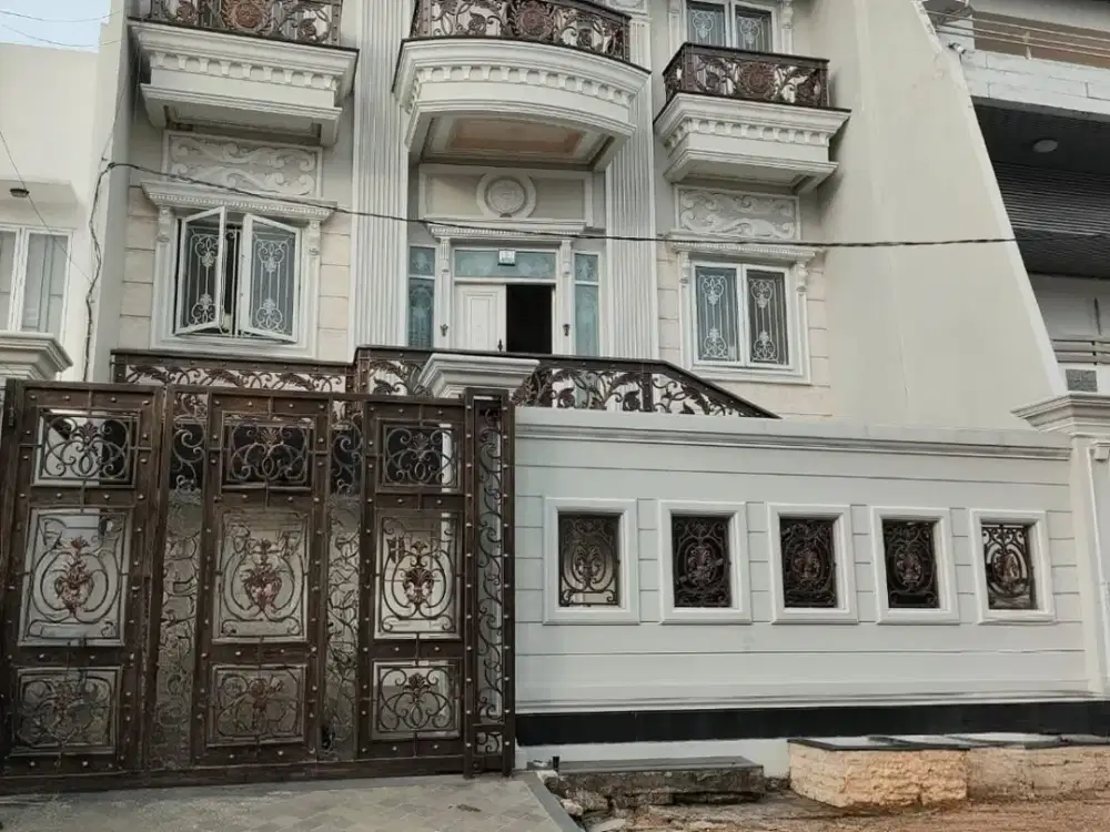 Rumah Mewah 3,5 Lantai di Taman Palem Lestari Cengkareng