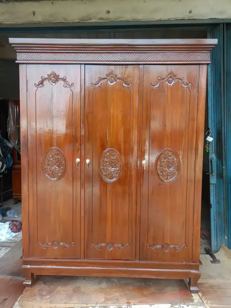 Kinclong lemari kayu jati 3 pintu bekas dah melamin