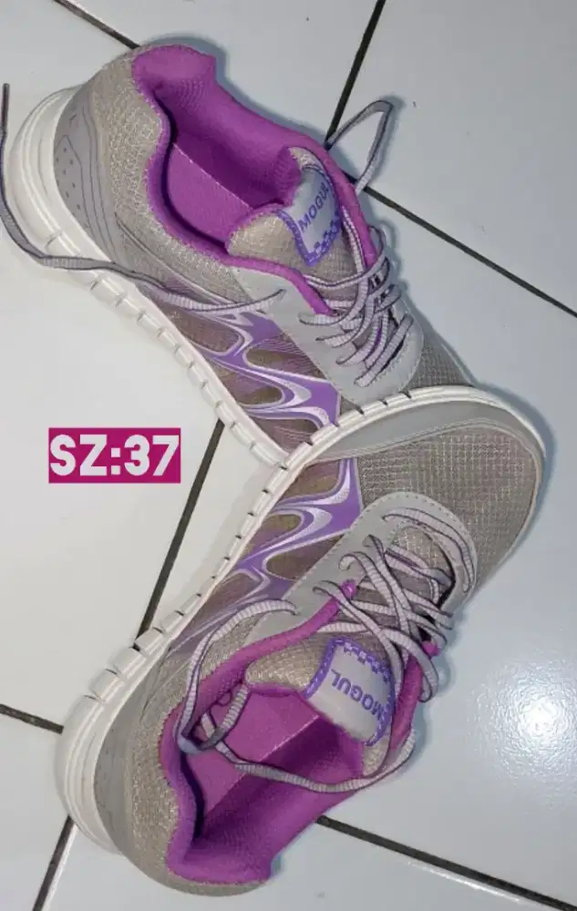 Silahkan yg minat mau dijual sepatu
Cuma pakai 2x