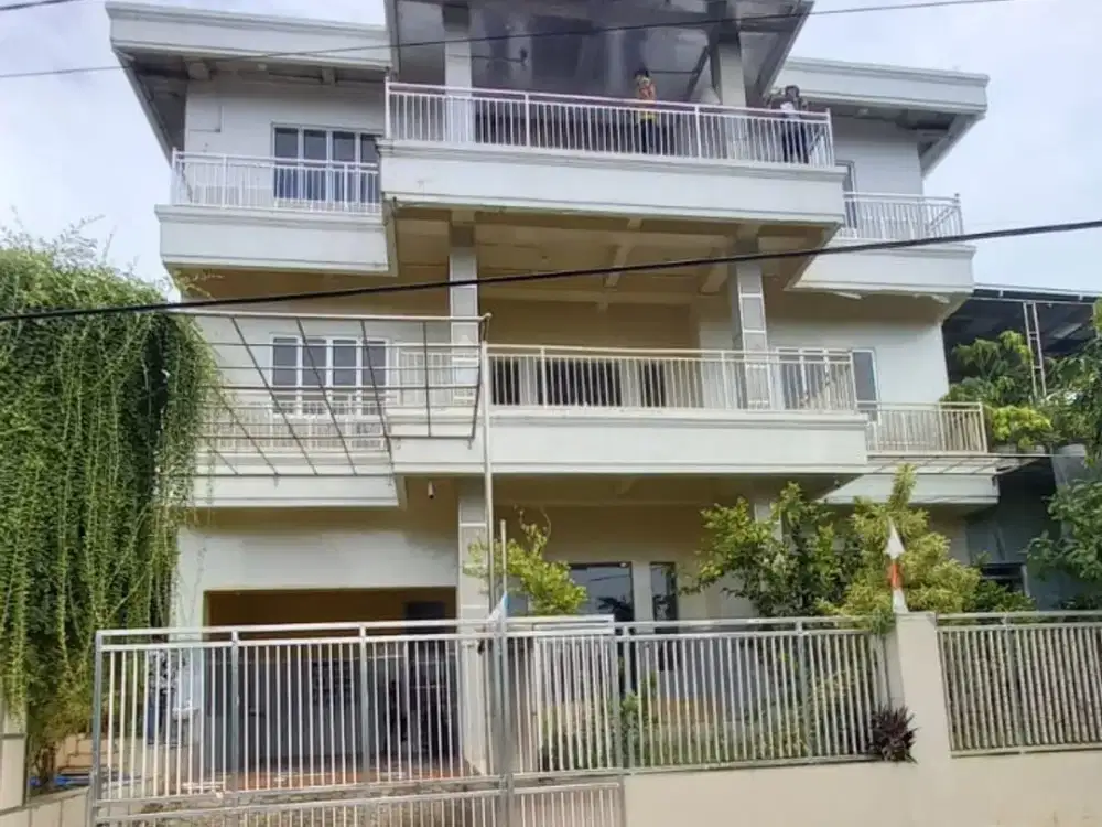 Rumah 3 Lantai Cocok untuk Asrama atau Kantor di Oebobo - NTT!
