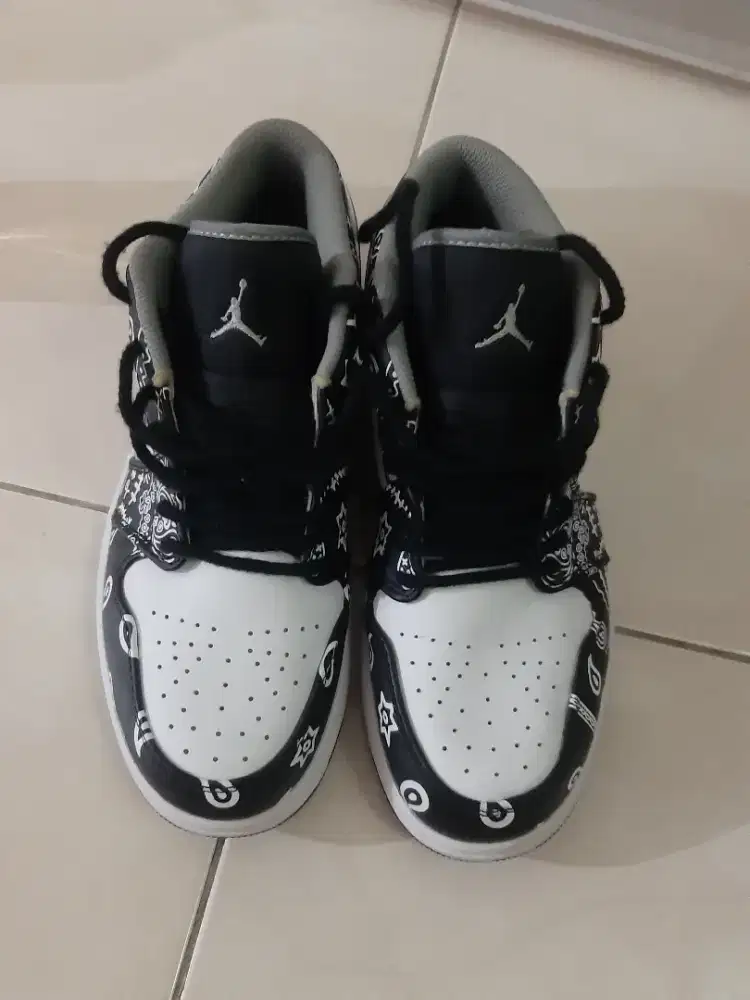 Sepatu nike air jordan low batik langka size 42
