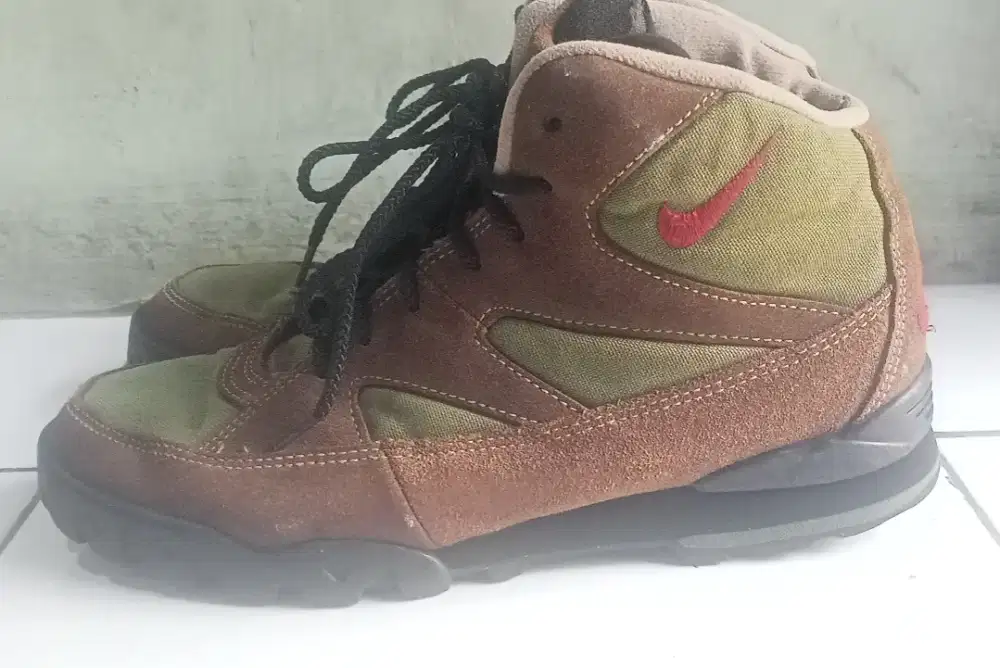 Sepatu Hiking Nike