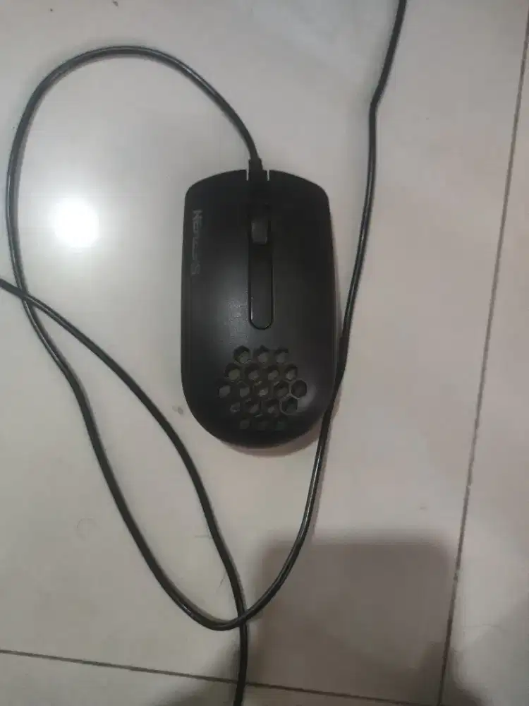 Komputer satuset PC dan keyboarddan