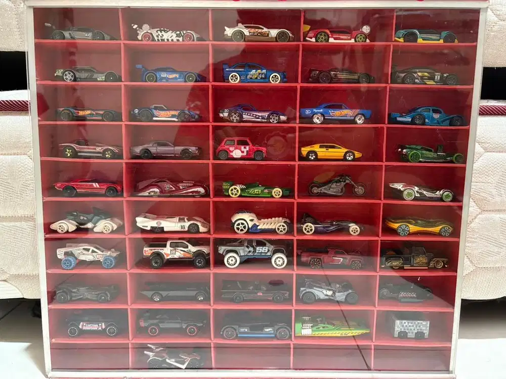 Paket Lengkap Koleksi 46 Hot Wheels & Rak Display Eksklusif