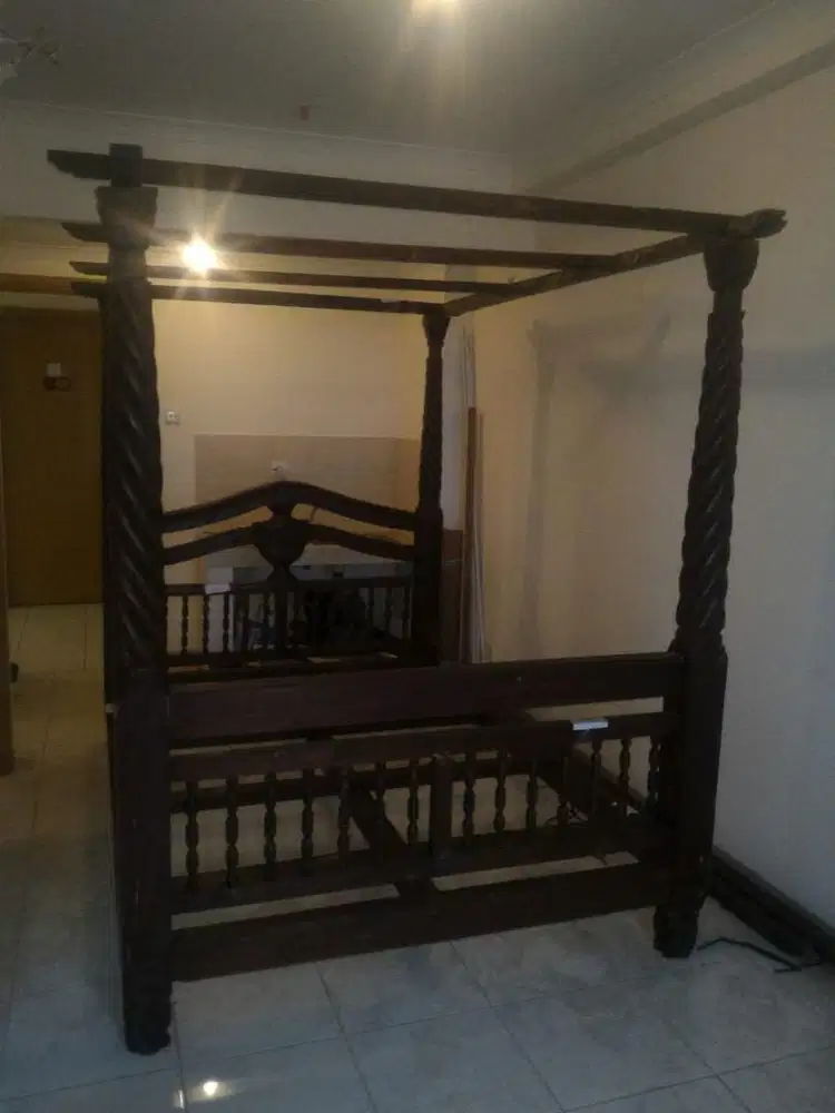 Tempat tidur antik