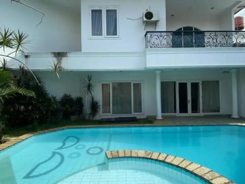 Rumah Ada Kolam Renang Strategis di Ampera, Jakarta Selatan