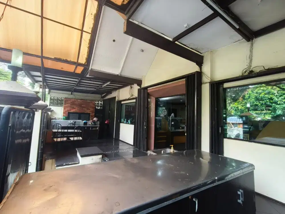 Rumah luas 2 lantai cocok untuk kantor/usaha/tinggal lokasi strategis di Tomang, Jakbar