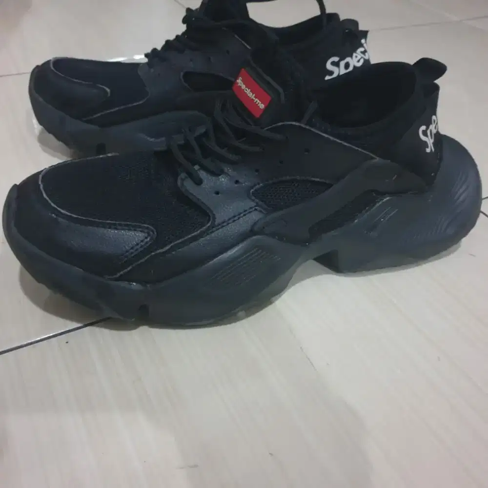 Sepatu sneakers size 42
