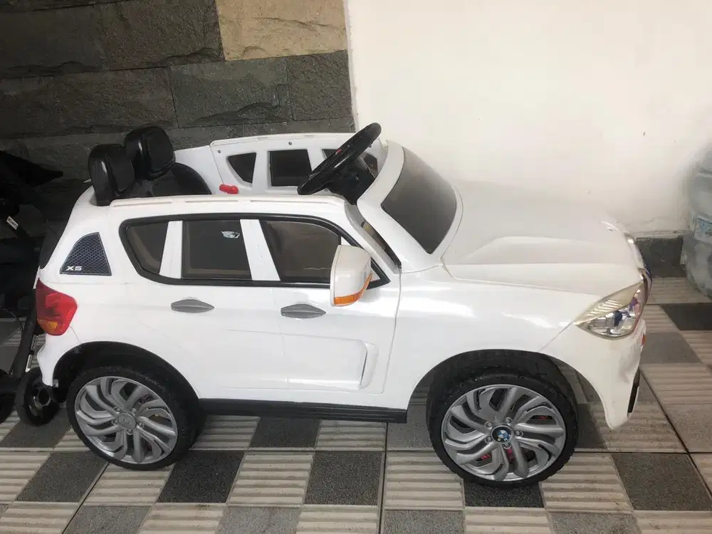 Mobil aki bmw warna putih
