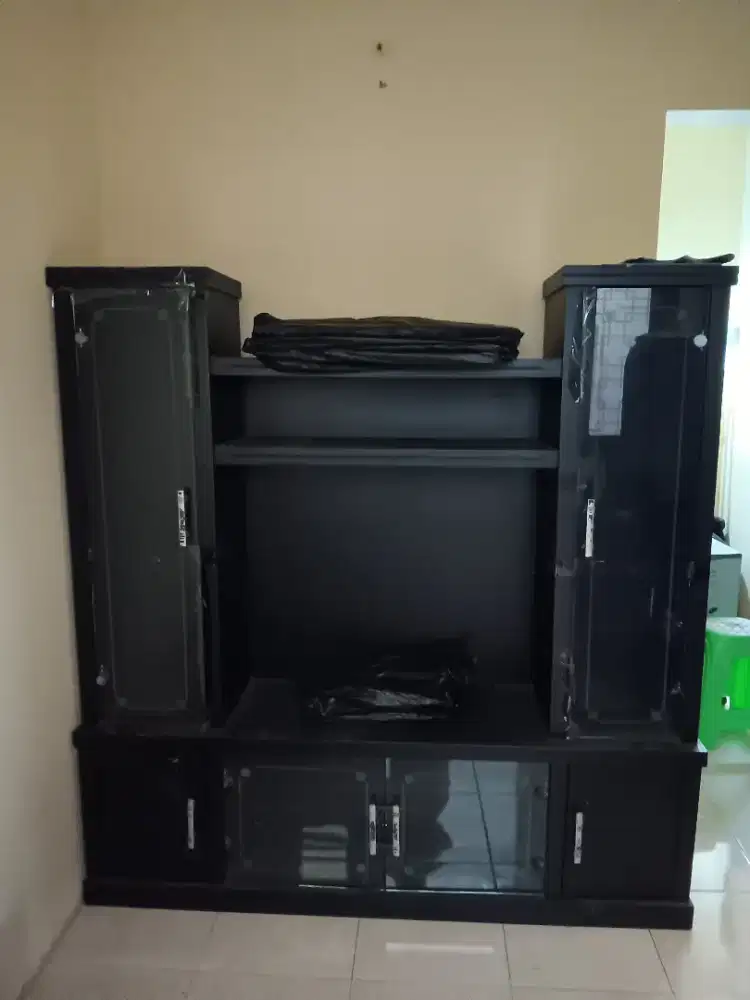 LEMARI TV DAN HIAS
