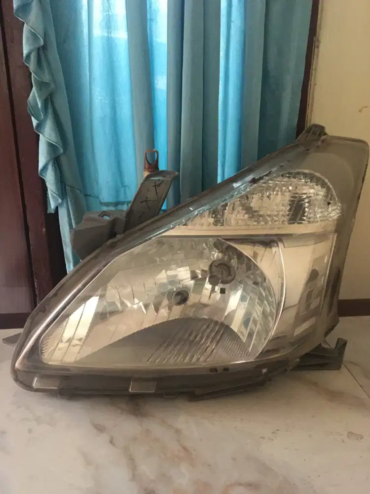 Dijual lampu depan kiri ori Daihatsu xenia 2012