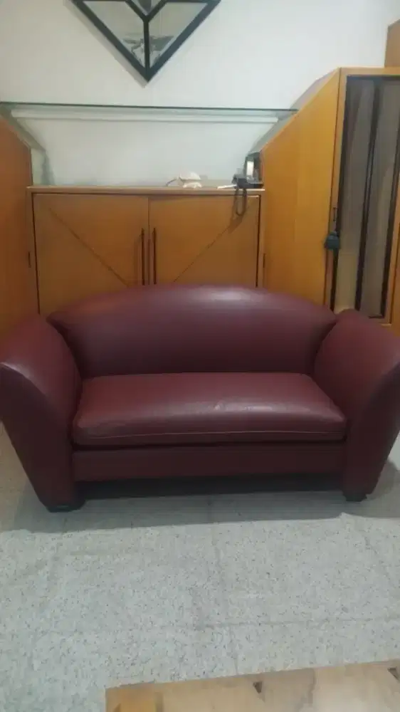 Sofa Merah Marun