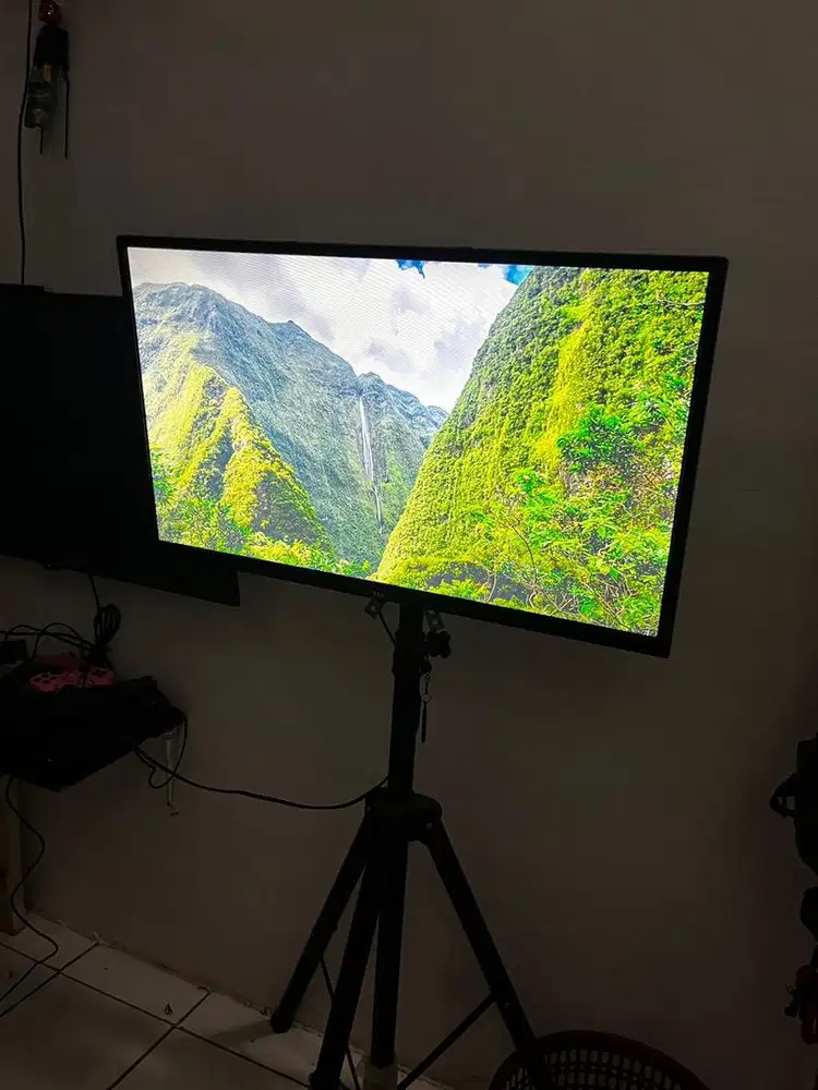 TV TCL 32 INCH + STANDING TRIPOD. JARANG PAKAI