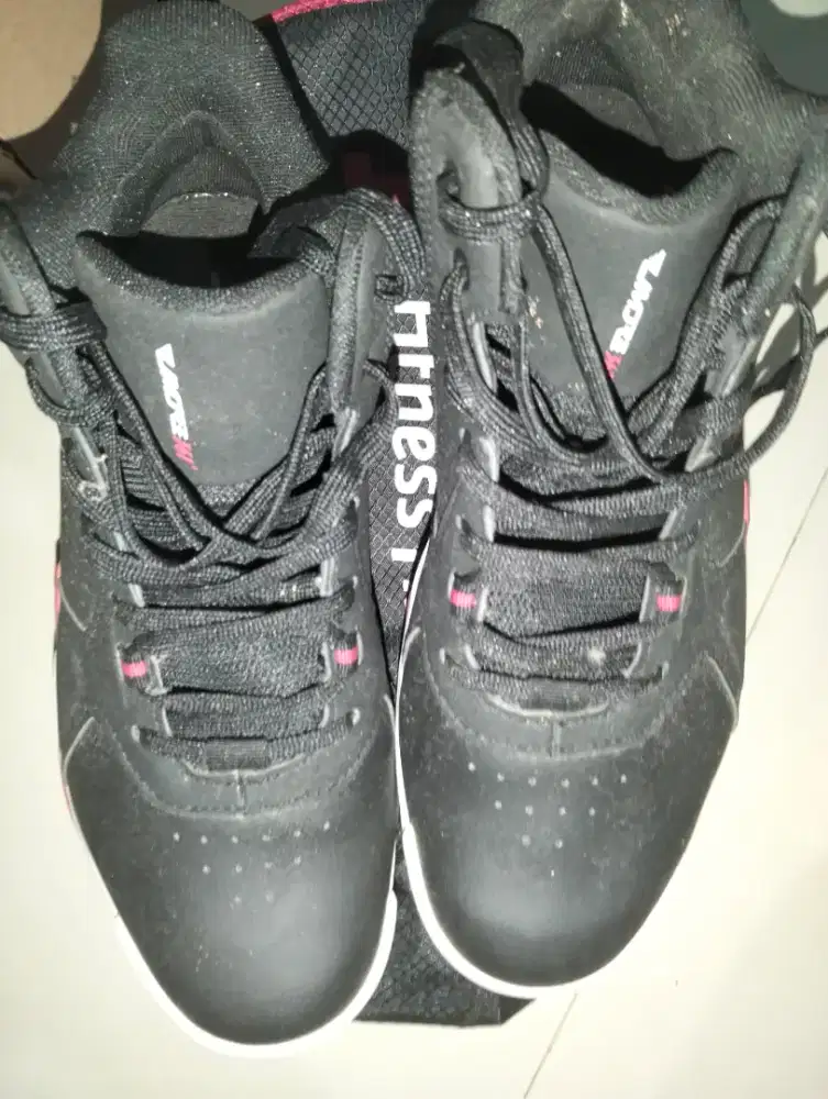 Di jual sepatu basket