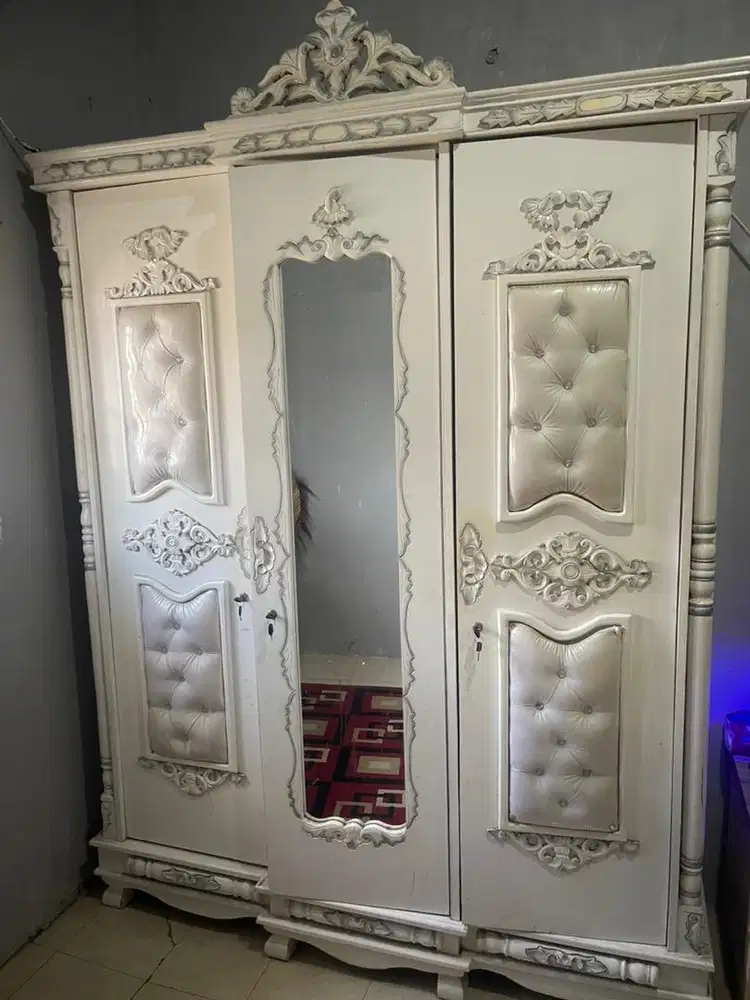 Lemari pakaian 3 pintu