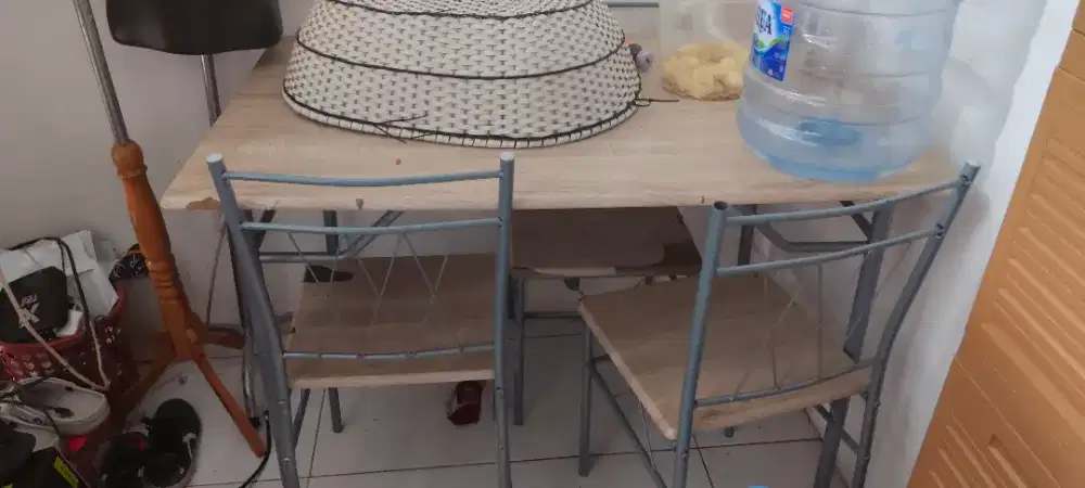 Meja makan 4kursi