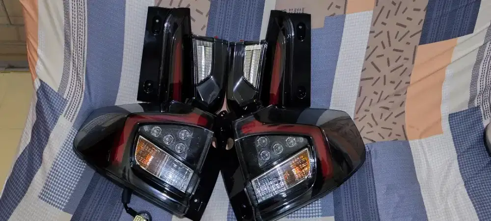 Lampu belakang XL7 kuro black smoke