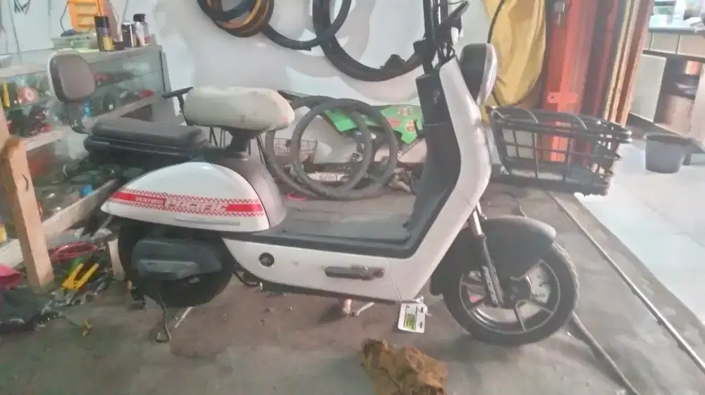 Di jual sepeda liatrik normal lengkap aki baru semua