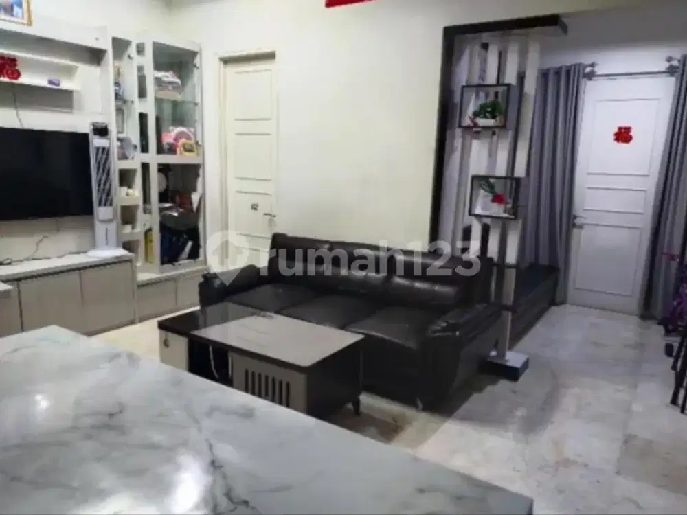 Rumah 2 Lantai  di Cluster Paris Ciputat