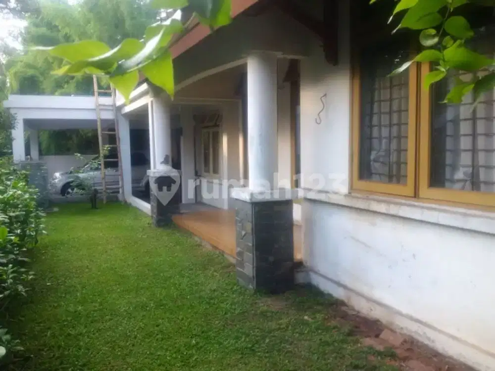 Rumah Dengan Halaman Luas Di Sektor 6, Bintaro Jaya