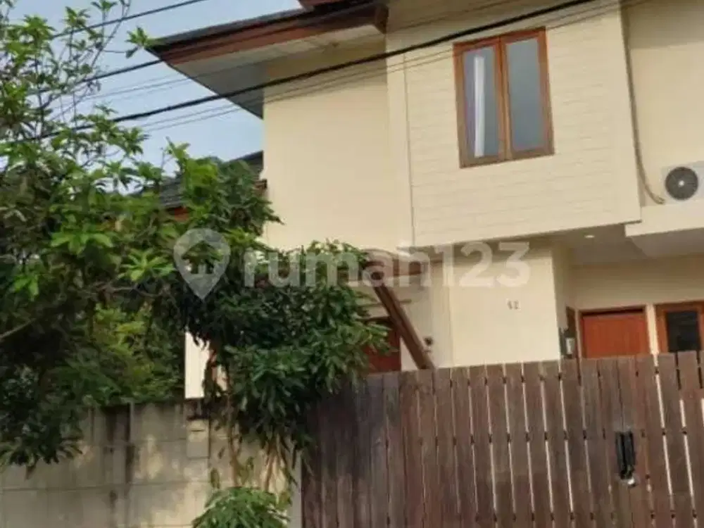 Rumah Besar Di Taman Royal Cipondoh Tangerang