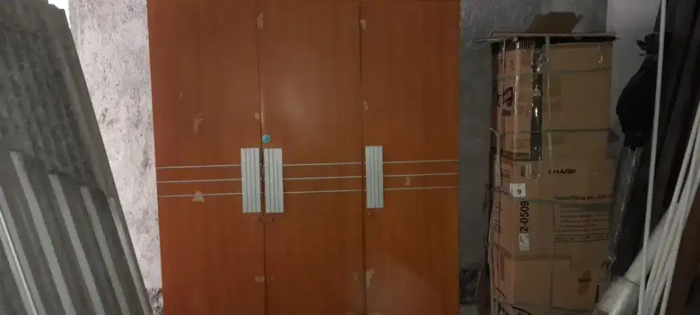 Lemari pakaian kayu