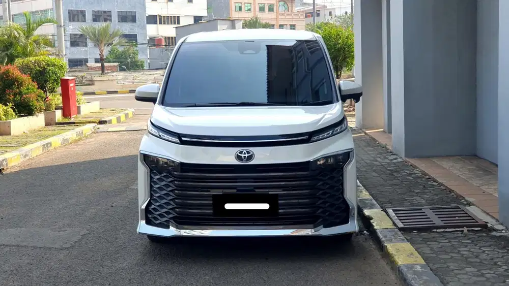 Km 19rb toyota voxy cvt tss 2024 putih