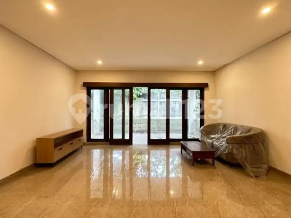 Rumah1 Lantai Dengan Halaman  Luas Di Riverpark Bintaro Jaya