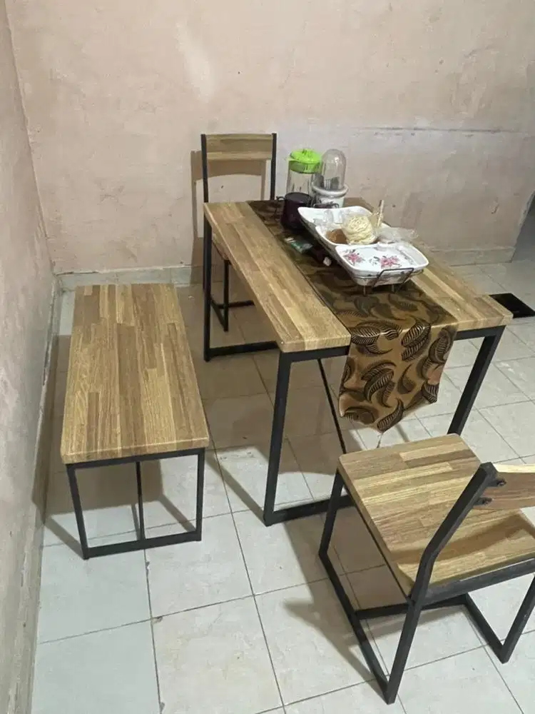 Meja makan kayu kokoh