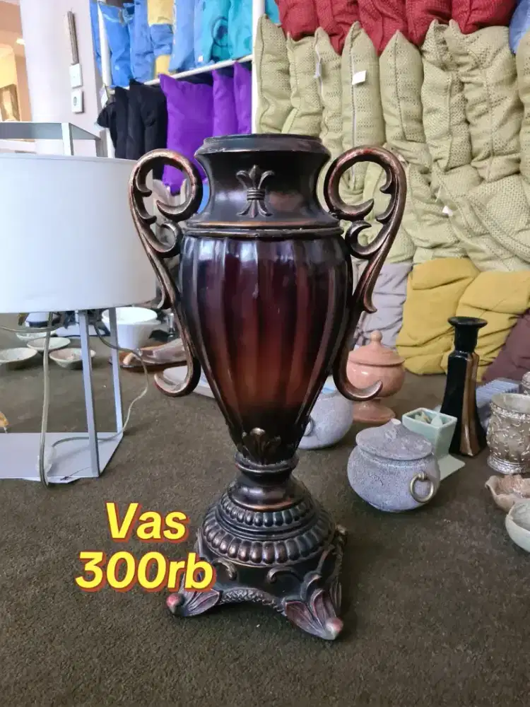 Vas  bunga atau guci dekoratif