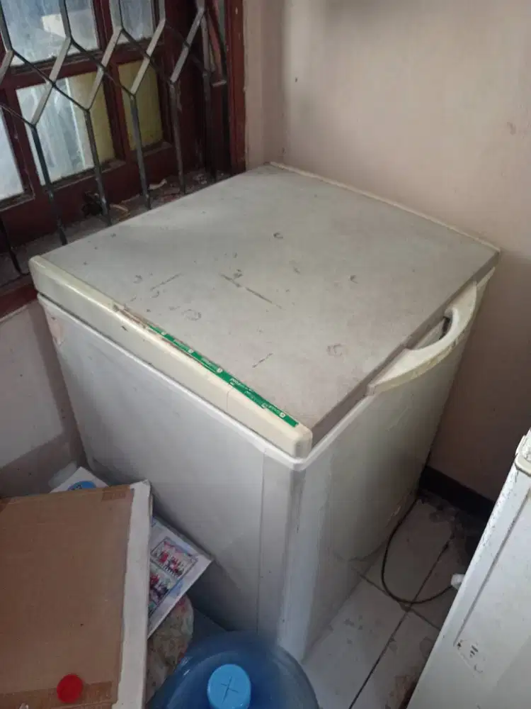 Frezeer Freegreat 122L  tidak dimgin dan tidak beku