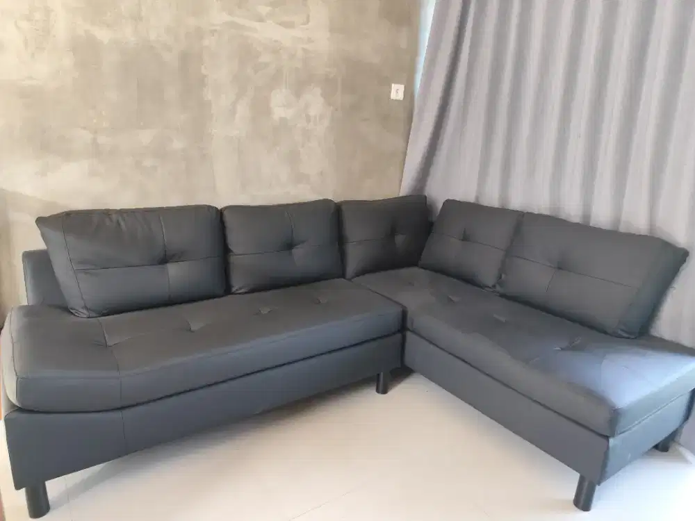 Sofa sudut (L-shape) berwarna hitam