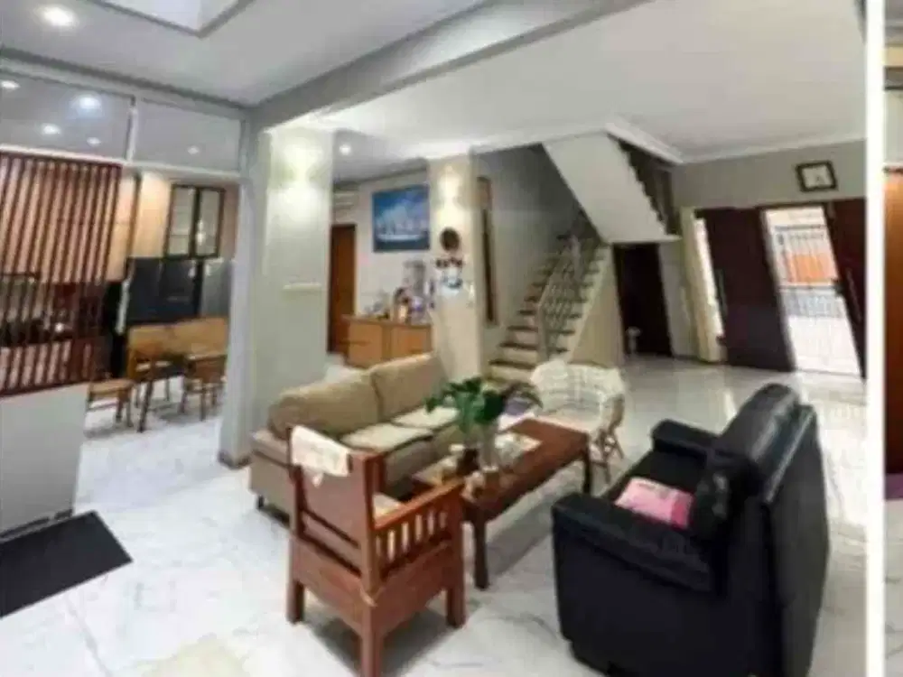 Rumah Rapi Lokasi Dekat Akses Tol dan Mall di Kavling Polri Jelambar