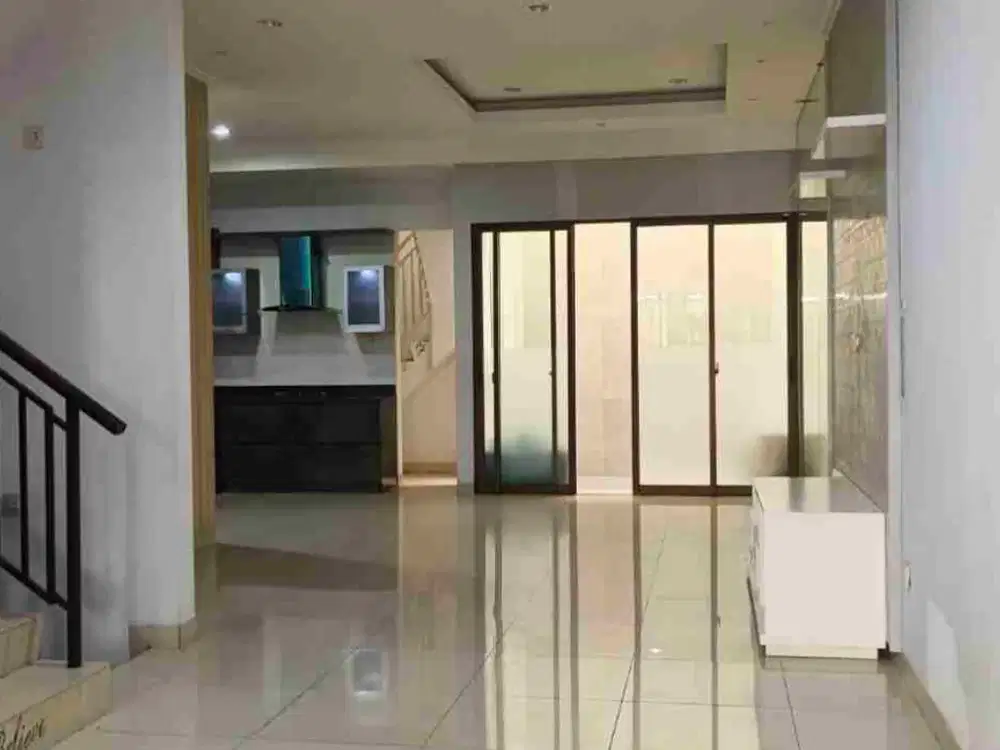 Dijual Cepat Rumah 2 Lantai Greenlake City Kawasan Strategis